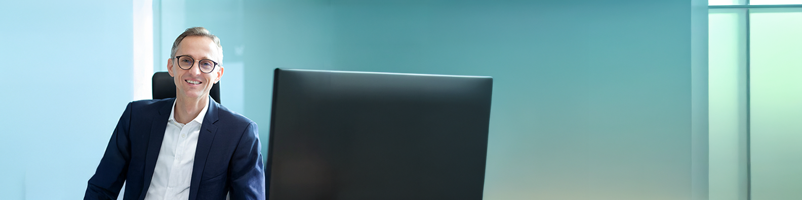 b2plus_LinkedInHeader_Sebastian
